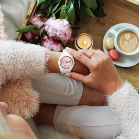 時計とカフェオレと女性