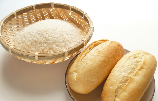 ざるにお米が入っている
フランスパンが2本お皿の上にある